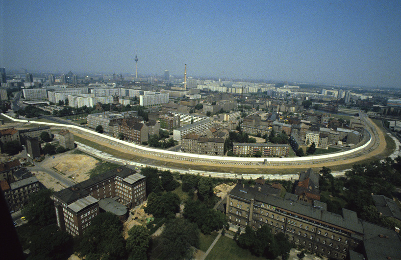 glowing-balloons-divide-berlin-25-years-fall-of-the-wall-04