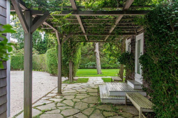 Renée Zellweger's East Hampton Estate on Sale for $4,45 Million