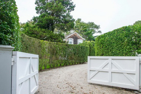 Renée Zellweger's East Hampton Estate on Sale for $4,45 Million