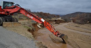 Почна санација на прекинатиот пат кон село Балталија, Штипско