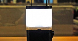Ламба SALt свети осум часа од една чаша со морска вода