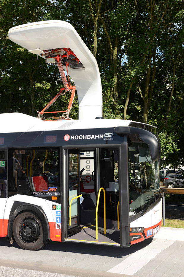 Weltpremiere in Hamburg: Ladetechnik von Siemens lädt Elektrobusse verschiedener Hersteller / World premiere in Hamburg: Charging system from Siemens charges electric buses from different manufacturers