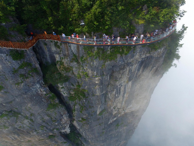 Glass Skywalk Overlooking Road Of 99 Turns 0pens In Zhangjiajie