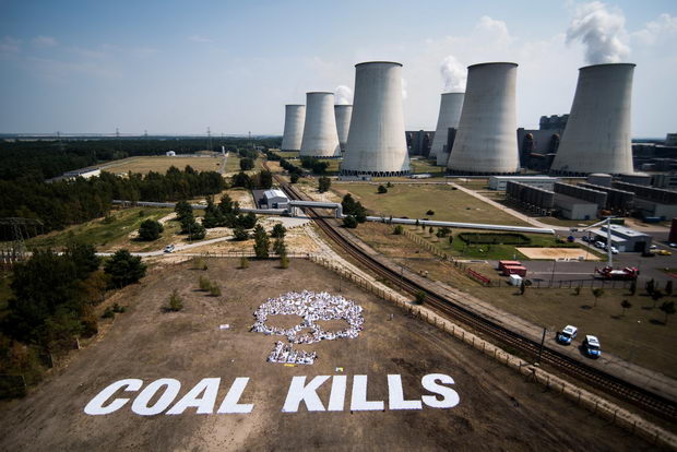 Human Banner against Lignite in front of Jaenschwalde Menschenbanner vor Braunkohlekraftwerk Jaenschwalde