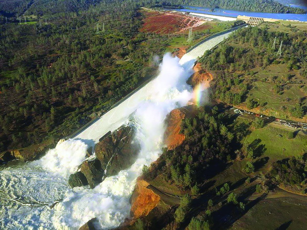 Oroville_dam_spillway_2017-02-11