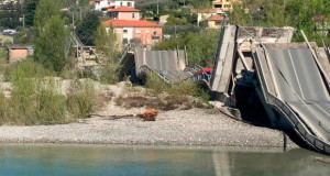 Се урна уште еден мост во Италија