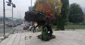 Скулптура на диносаурус од јаглен во Сараево предупредува: Сакате ли да изумрете?