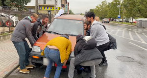 Зелен хуман град, буквално, на раце подигнаа автомобил паркиран на велосипедска патека (видео)