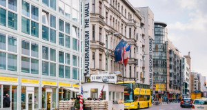 Checkpoint Charlie, Берлин: Мрачна атракција од Студената војна која ги подели пријателите, семејствата и нацијата